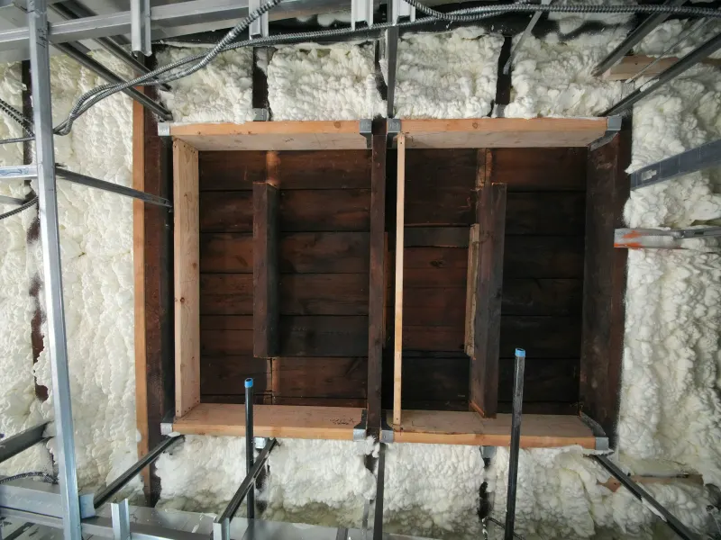 Detalle de material aislante instalado en una pared durante una mejora de eficiencia energética